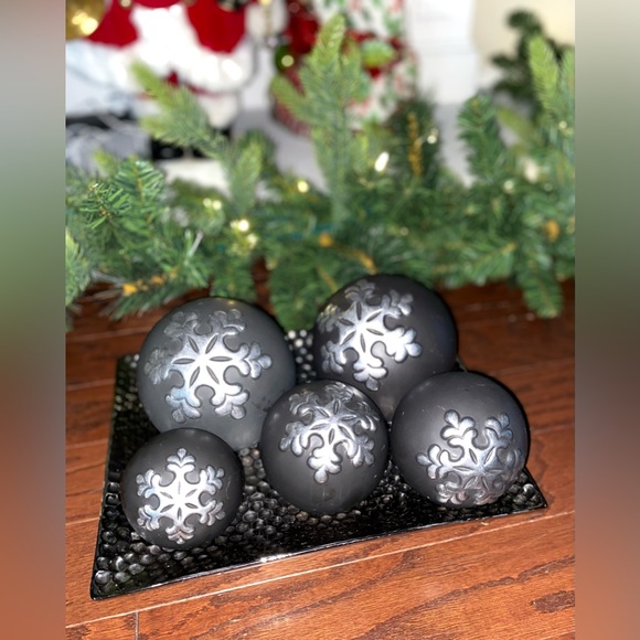 Christmas Ceramic Set of 
Snow Painted Black Decorative 5 Orbs and Silver Plate - Picture 1 of 12